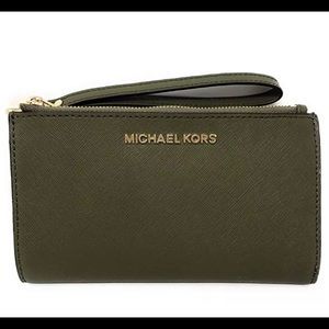 🆕Michael Kors Wristlet NWT 💝 Green Saffiano